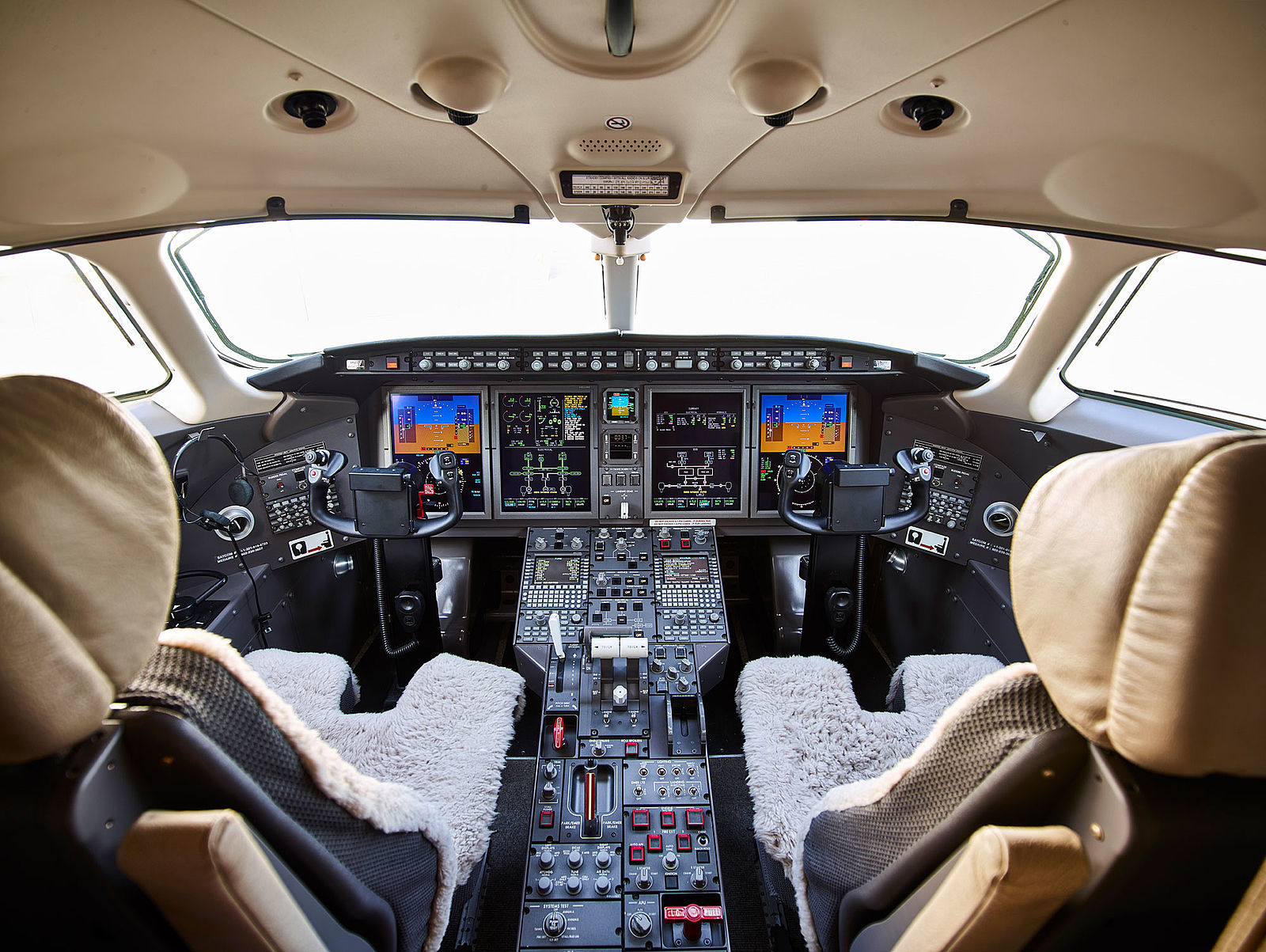 images/Aircrafts/Challenger 300/csm_content_CL300_cockpit_51a80cdf16.jpg